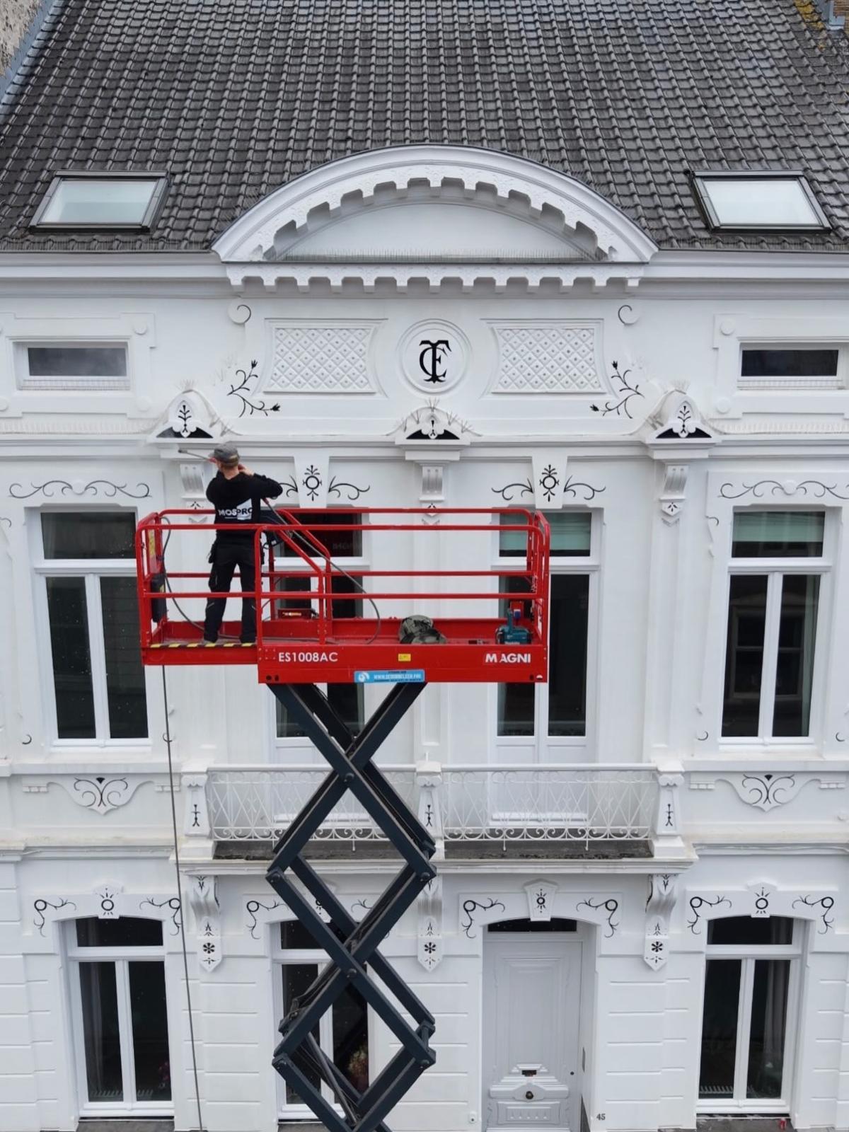 Mospro aan het werk bij gevelreiniging