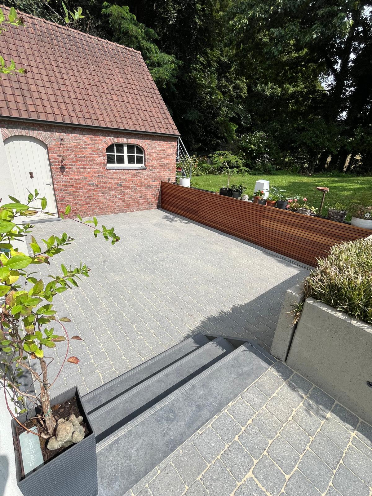 Klinkerterras reinigen en opnieuw inzanden in Nieuwenhove