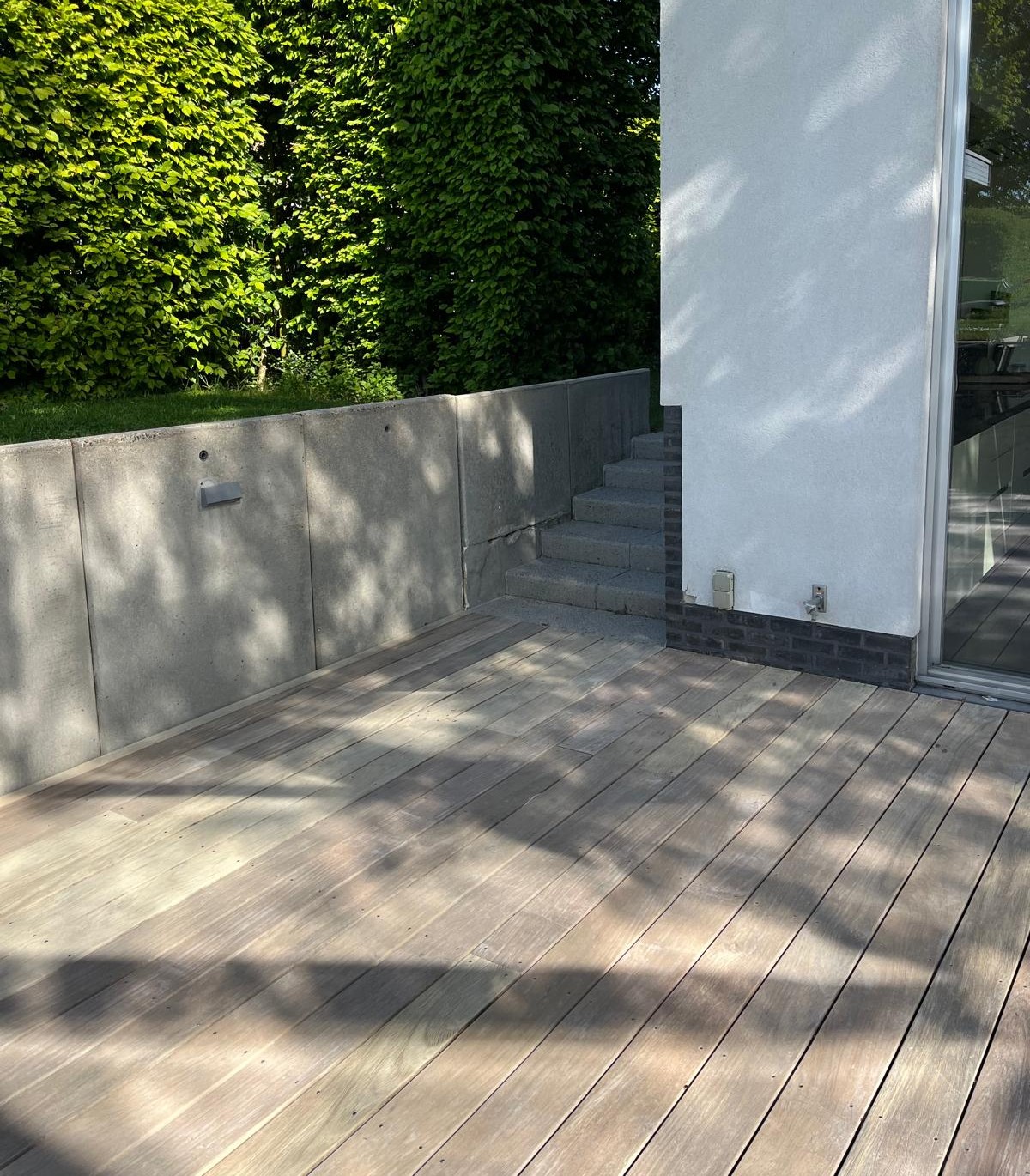 Houten terras reinigen en beschermen in Denderwindeke