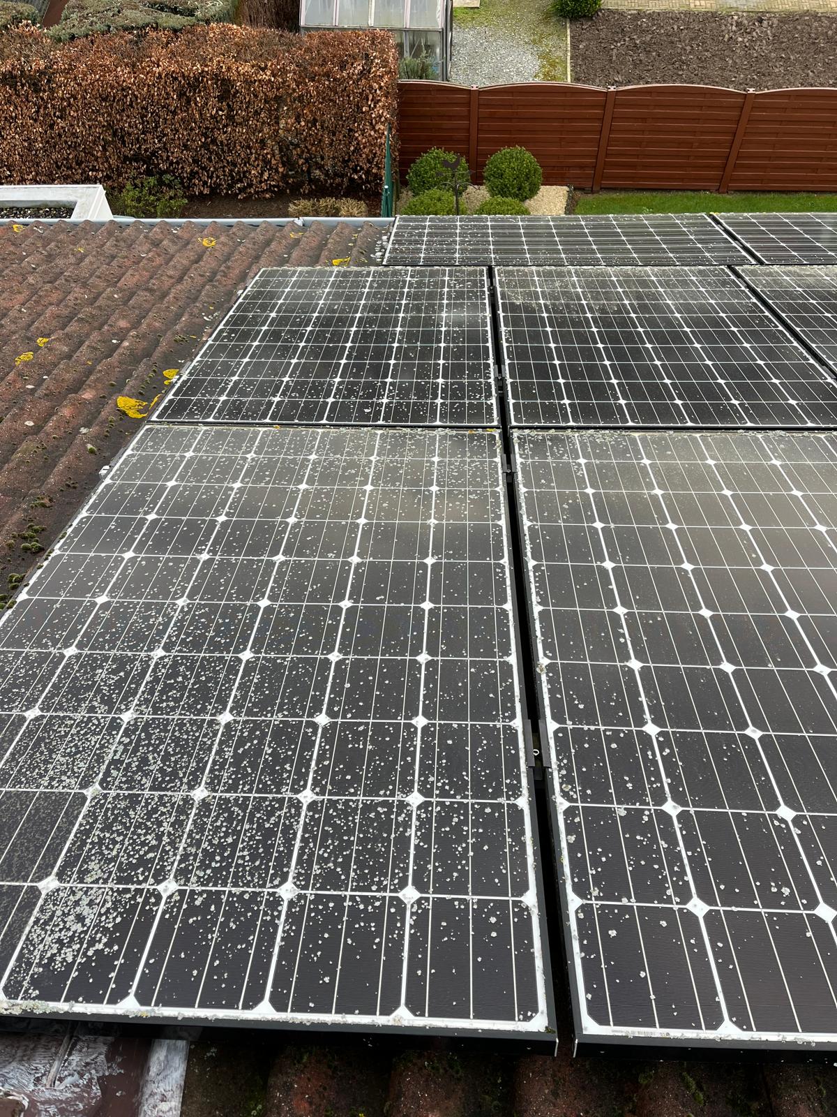 Zonnepanelen reinigen | Licht hellend dak
