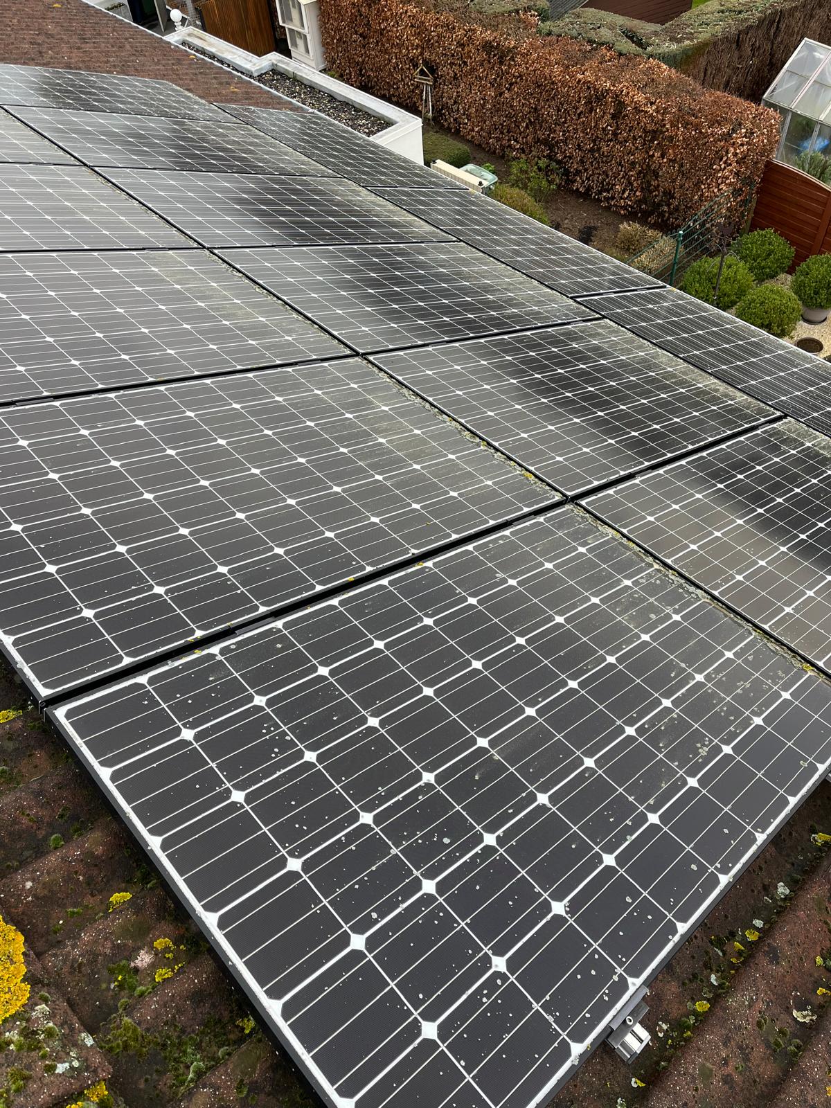 Zonnepanelen reinigen | Licht hellend dak