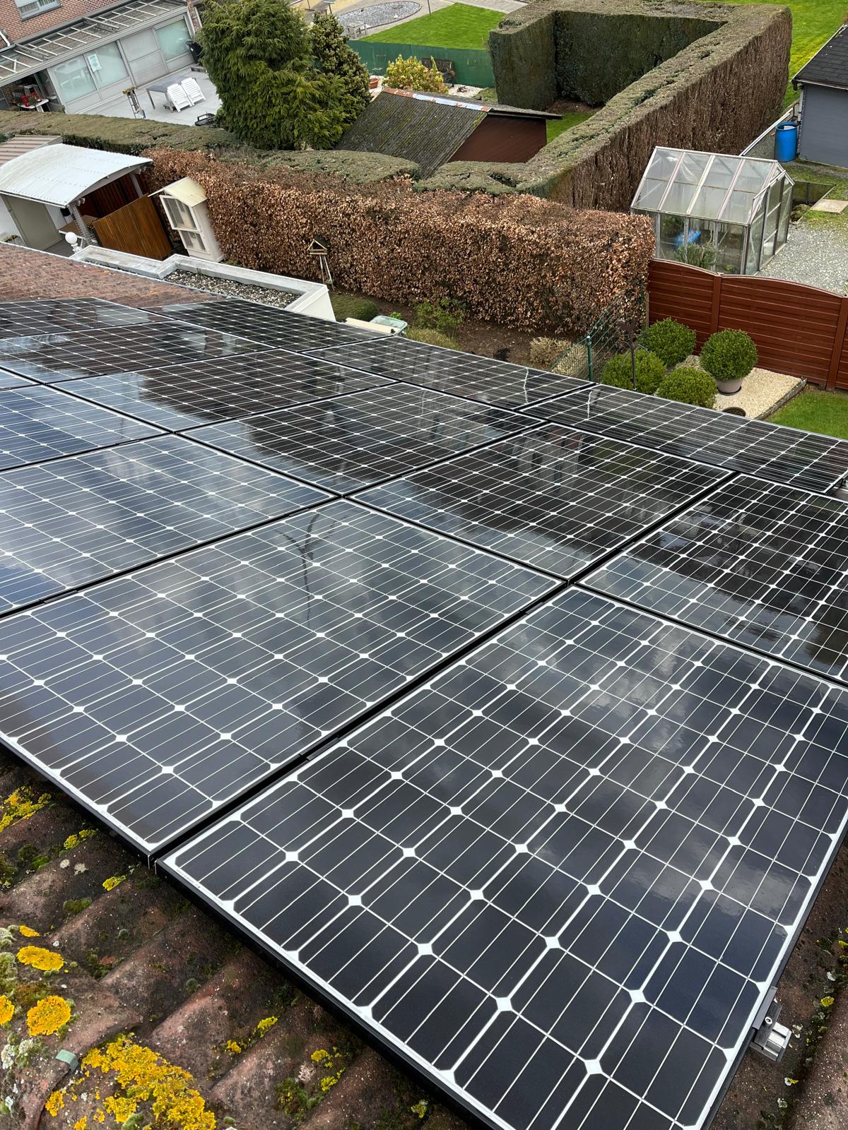 Zonnepanelen reinigen | Licht hellend dak