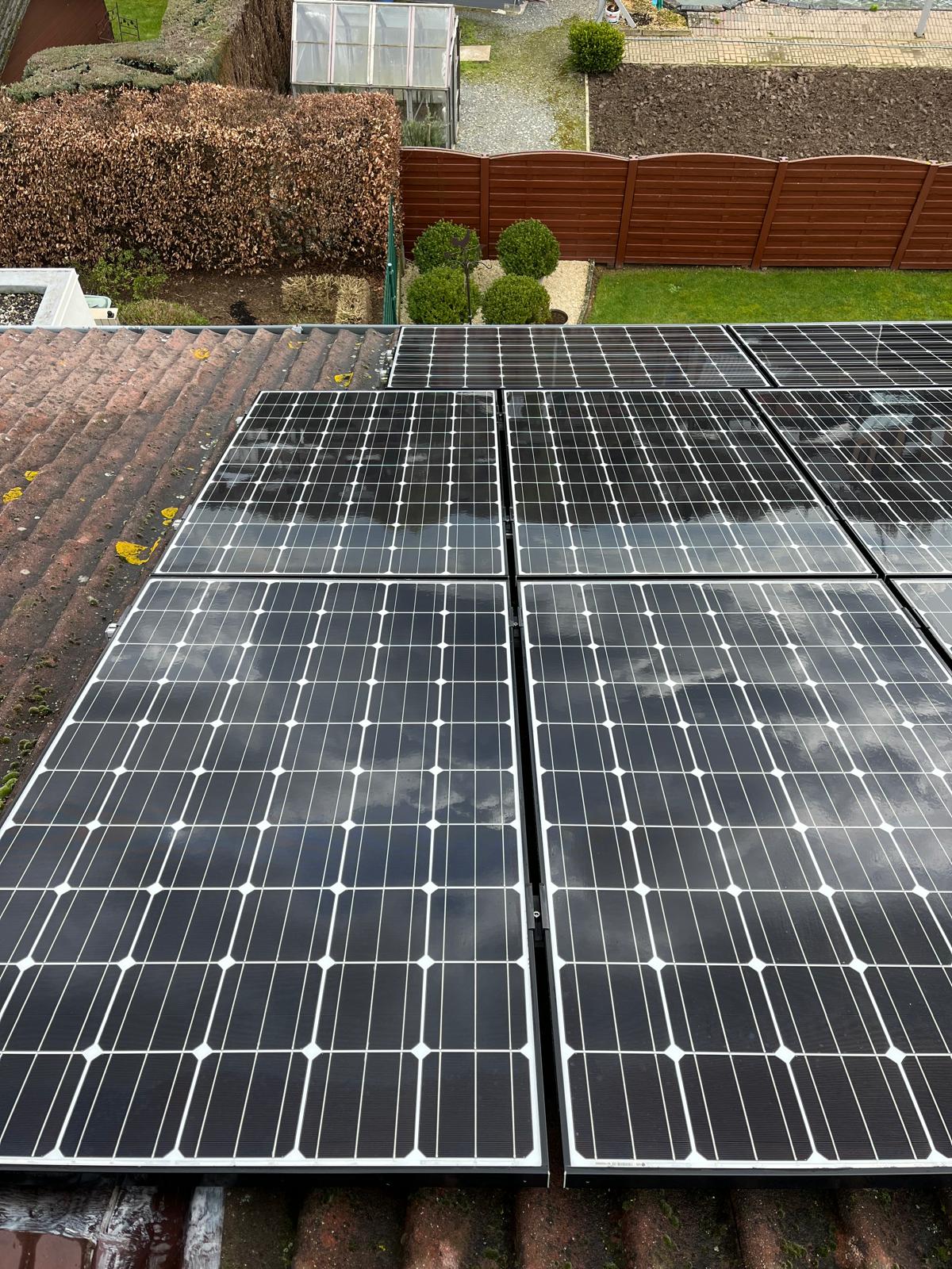 Zonnepanelen reinigen | Licht hellend dak