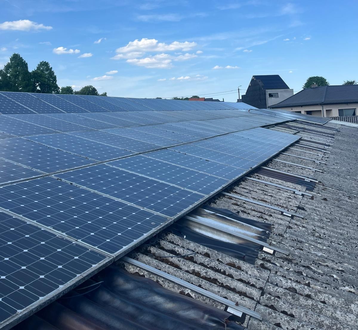 Zonnepanelen reinigen | Bedrijfshangaar