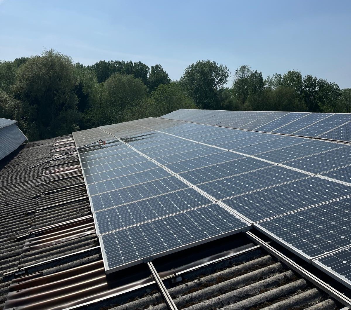Zonnepanelen reinigen | Bedrijfshangaar