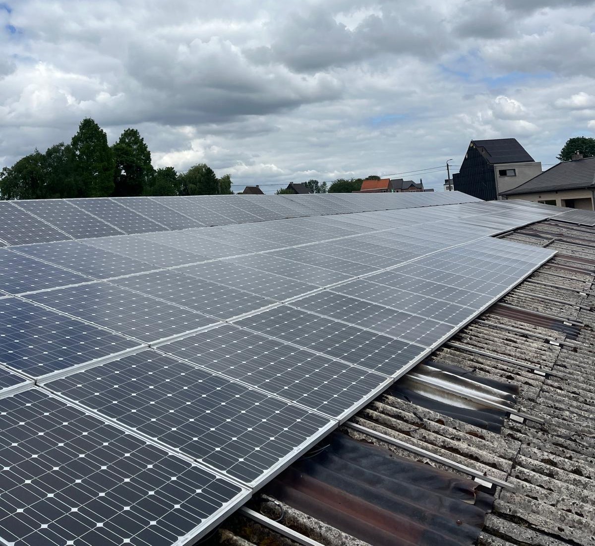 Zonnepanelen reinigen | Bedrijfshangaar