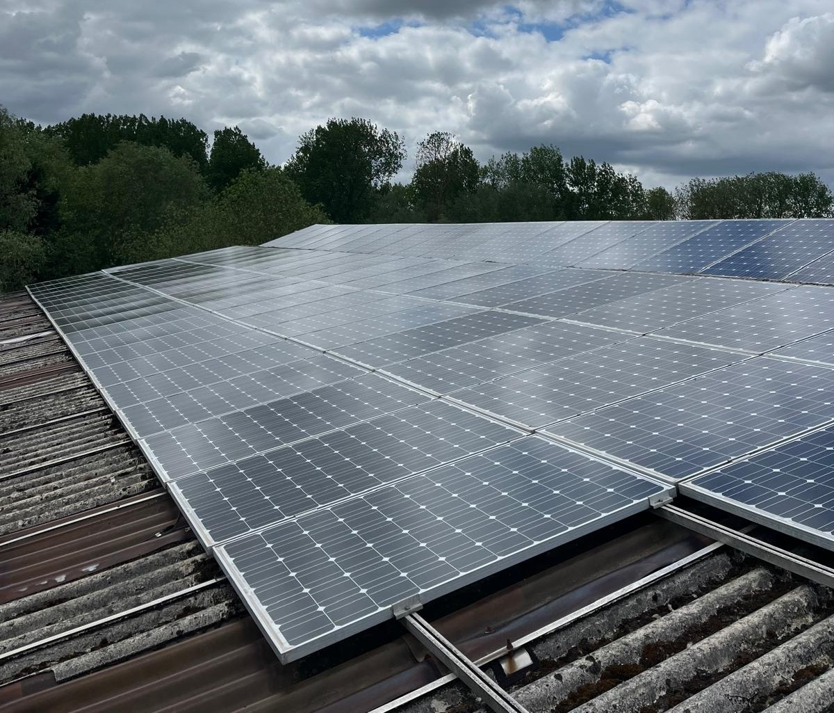 Zonnepanelen reinigen | Bedrijfshangaar